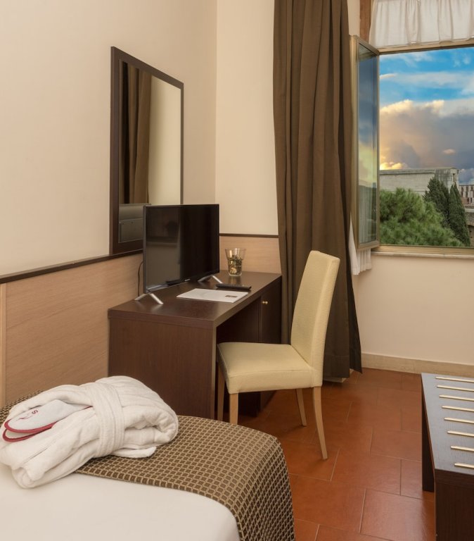 Фото Hotel Portamaggiore