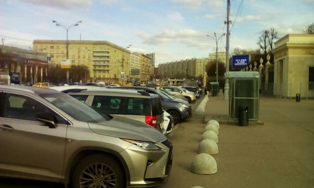 Автомобильная парковка Парковка перед Главным входом ЦПКиО им. М. Горького, Москва, фото