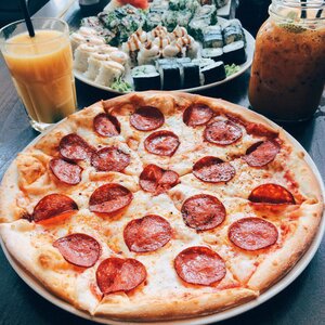 Sushkof i Pizza (ulitsa Malysheva, 1Б) ، مطعم سوشي
