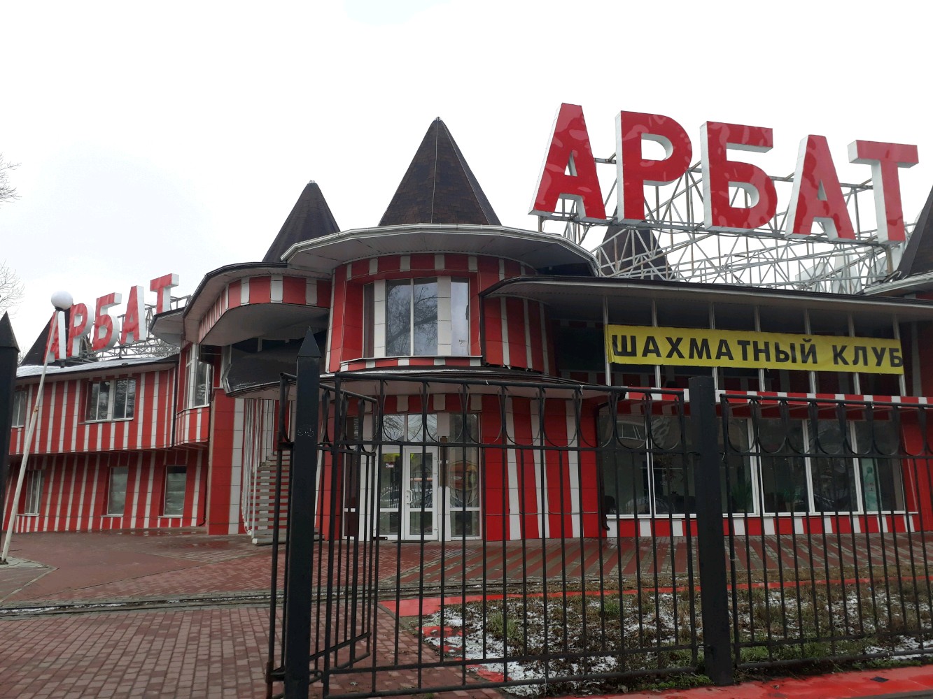 Еден жууға еңкейген секс туралы бейне