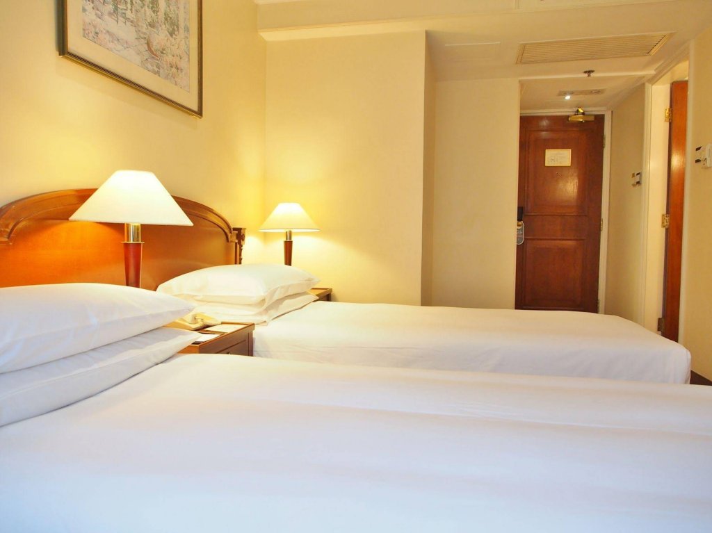 Фото The Emperor Hotel