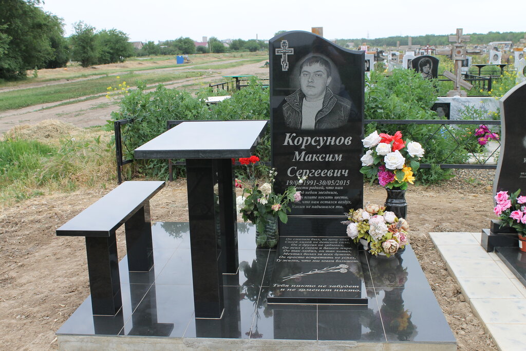 Изготовление памятников и надгробий Памятники и надгробия, Сальск, фото