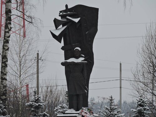 Жанровая скульптура Памятник регулировщице, Москва и Московская область, фото