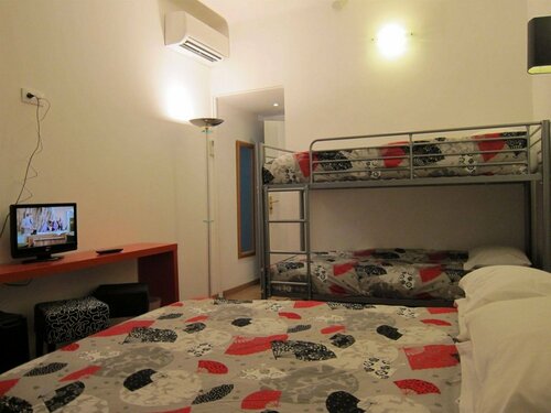 Внешний вид отеля Brit Hotel Colbert Juan les Pins в Антибе, фото 5