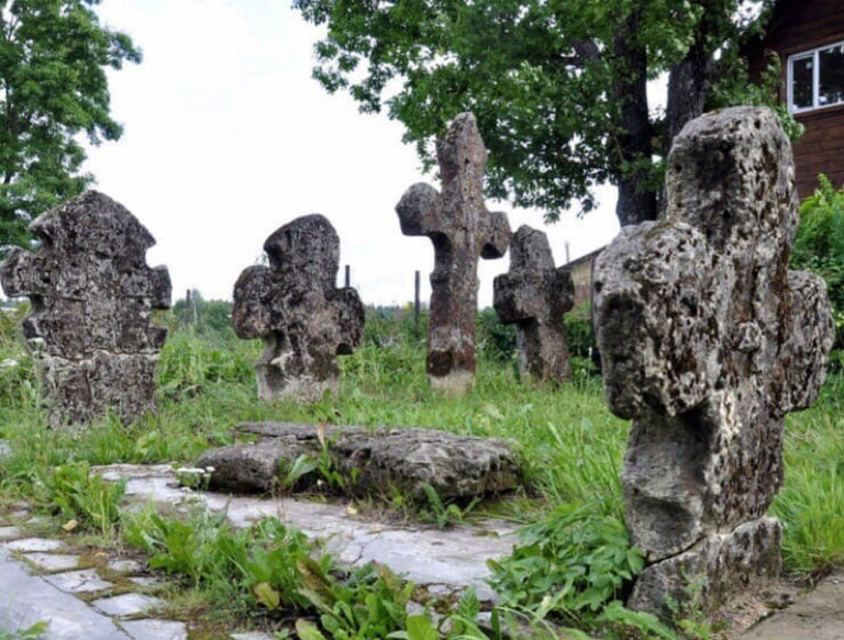 معلم جذب سياحي Древние кресты новгородского типа XII-XIV веков ، سانت بطرسبرغ ومقاطعة لينينغراد، صورة