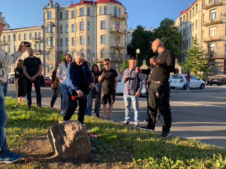 Мемориальная доска, закладной камень Памятный камень на месте гибели П. Шпунтенкова, Санкт‑Петербург, фото