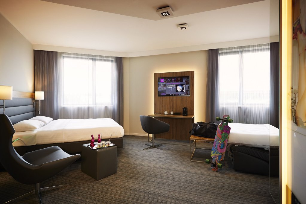 Фото Moxy Aberdeen Airport