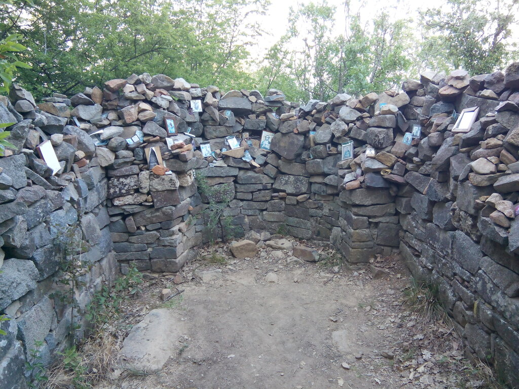 Достопримечательность Руины средневекового храма на поляне Клисуры, Республика Крым, фото