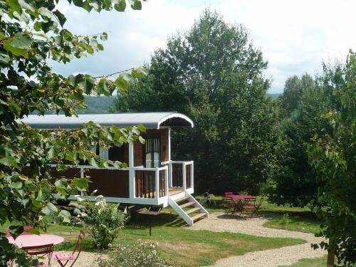 Гостиница Roulottes des Mon& xE9; di& xE8; res - Caravan Park