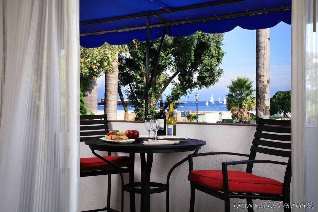 Фото West Beach Inn, a Coast Hotel