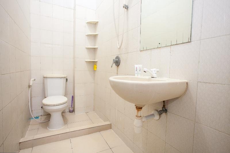 Фото RedDoorz near Taman Bungkul