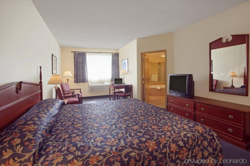 Фото Baymont by Wyndham Montreal Airport