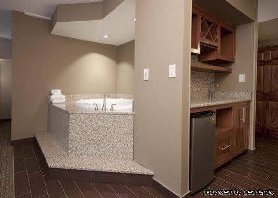 Фото Comfort Suites at Woodbridge