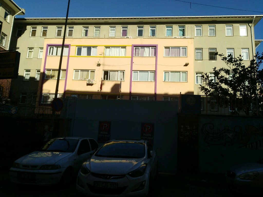 نقطة تجمع السكان أثناء حالات الطوارئ Bahcelievler Closed Temporary Shelter Area ، اسطنبول، صورة
