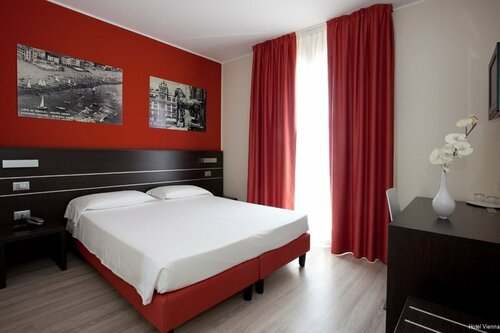 Внешний вид отеля Hotel Vienna в Езоле, фото 3