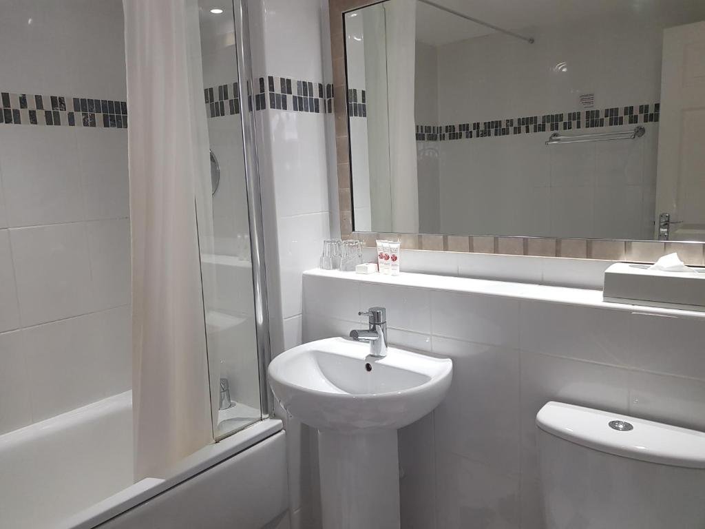 Фото Ramada by Wyndham Loughborough Hotel