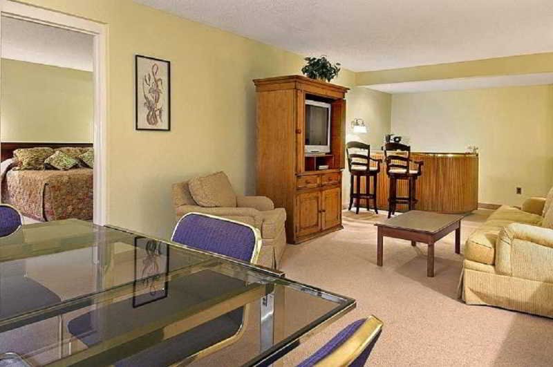 Фото Ramada by Wyndham Raleigh