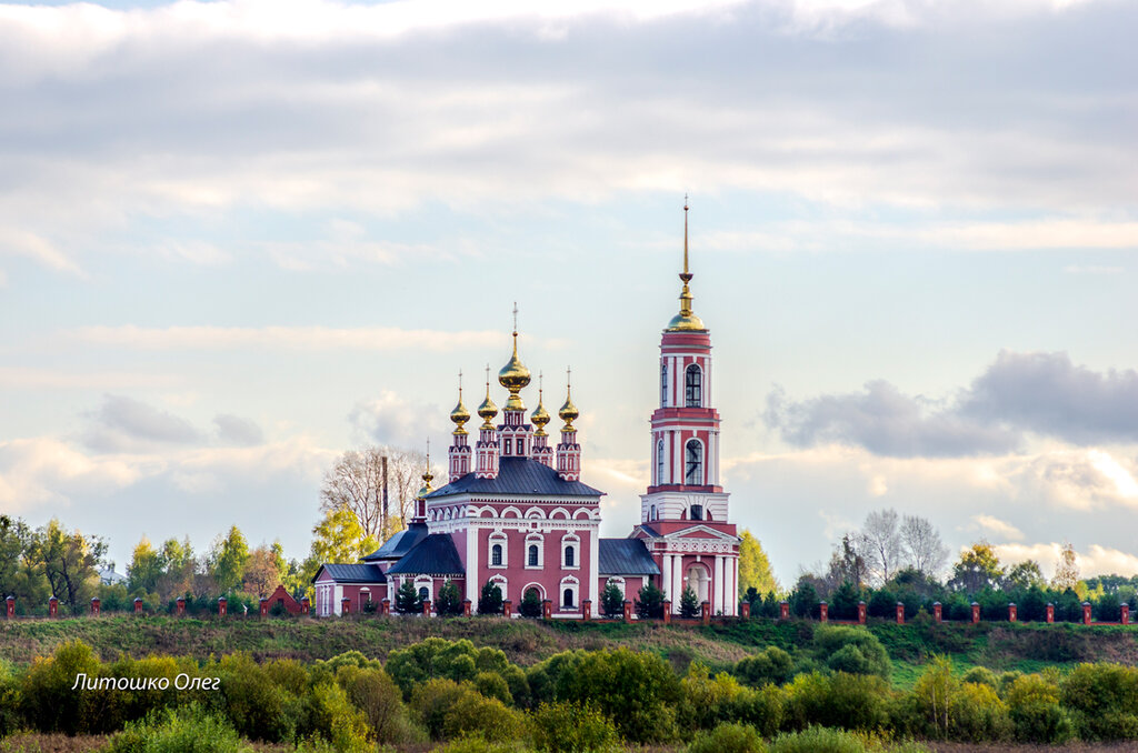 Храм в Суздале с куполами