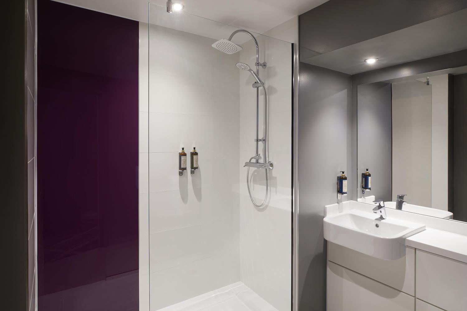 Фото Hub by Premier Inn Edinburgh Royal Mile