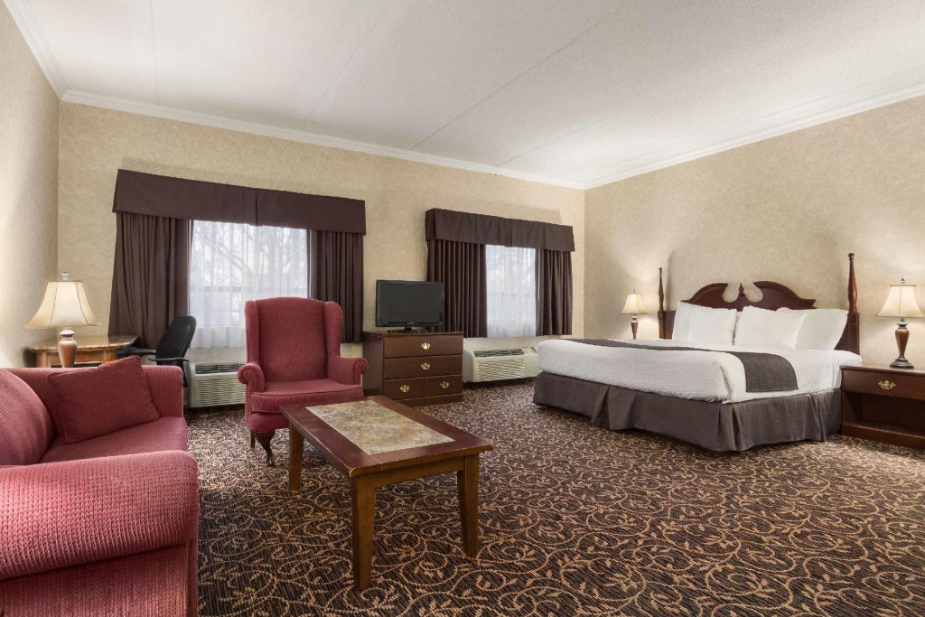 Фото Days Inn by Wyndham Toronto East Lakeview