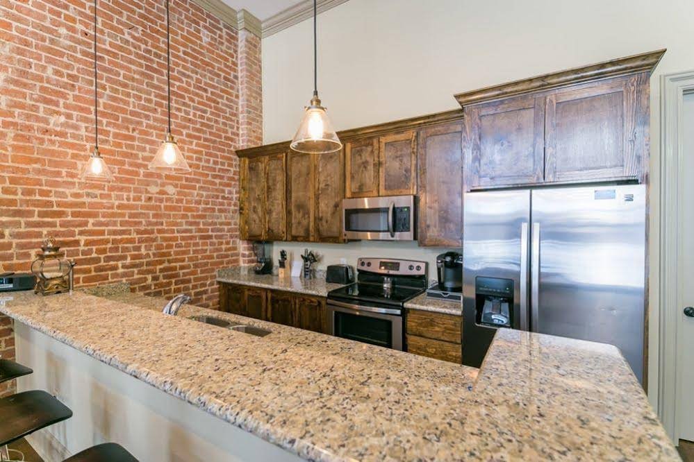 Фото Hosteeva Baronne Street Suites