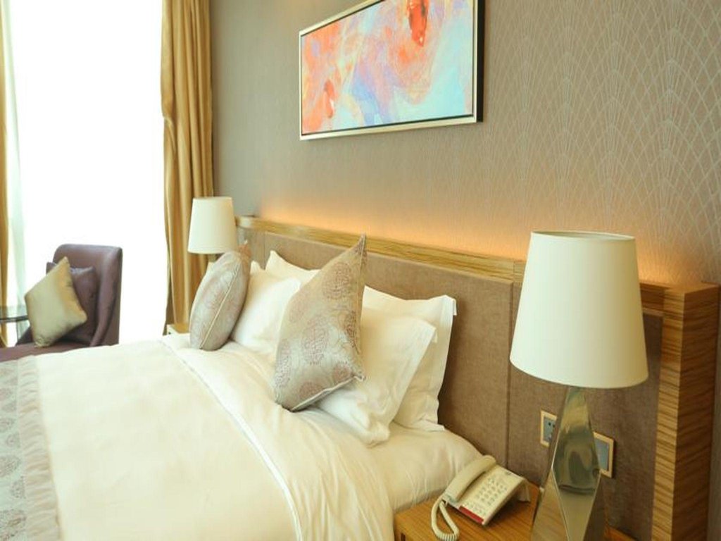 Фото Shenzhen Baoan Plus Gems Cube Hotel