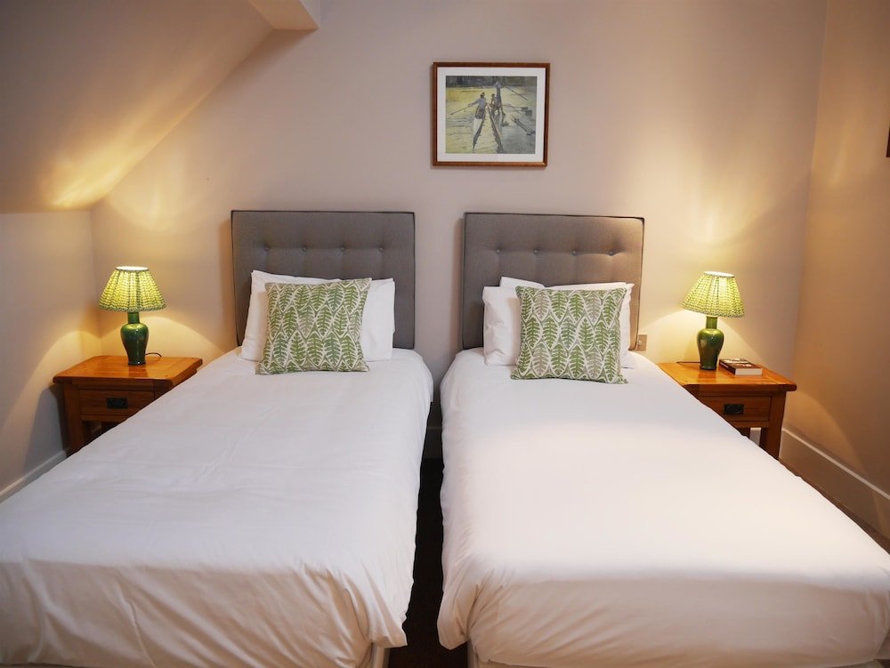 Фото Bear and Ragged Staff