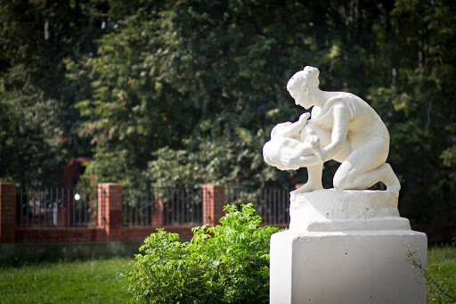 Genre sculpture Женщина с младенцем, Ramenskoe, photo