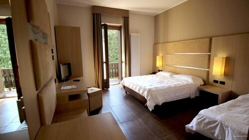 Внешний вид отеля Grand Hotel Parco dei Pini в Таверне, фото 2