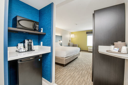 Гостиница Holiday Inn Express & Suites Delafield, an Ihg Hotel
