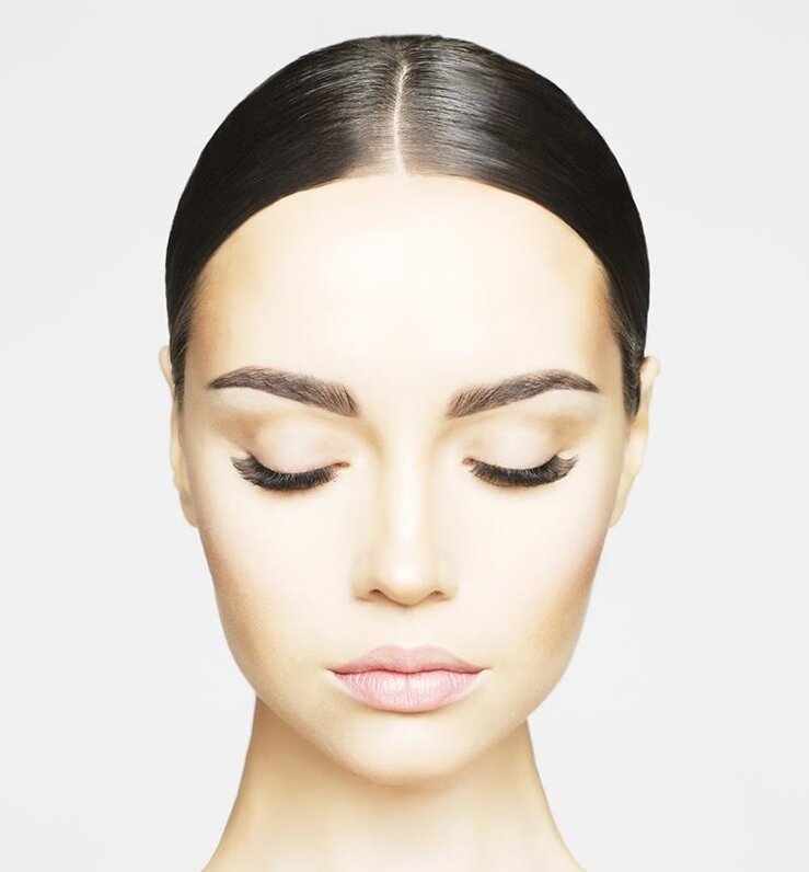 Девушка с бровями картина