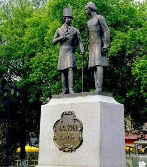 Памятник, мемориал А.С. Пушкин и В.И. Даль, Оренбург, фото