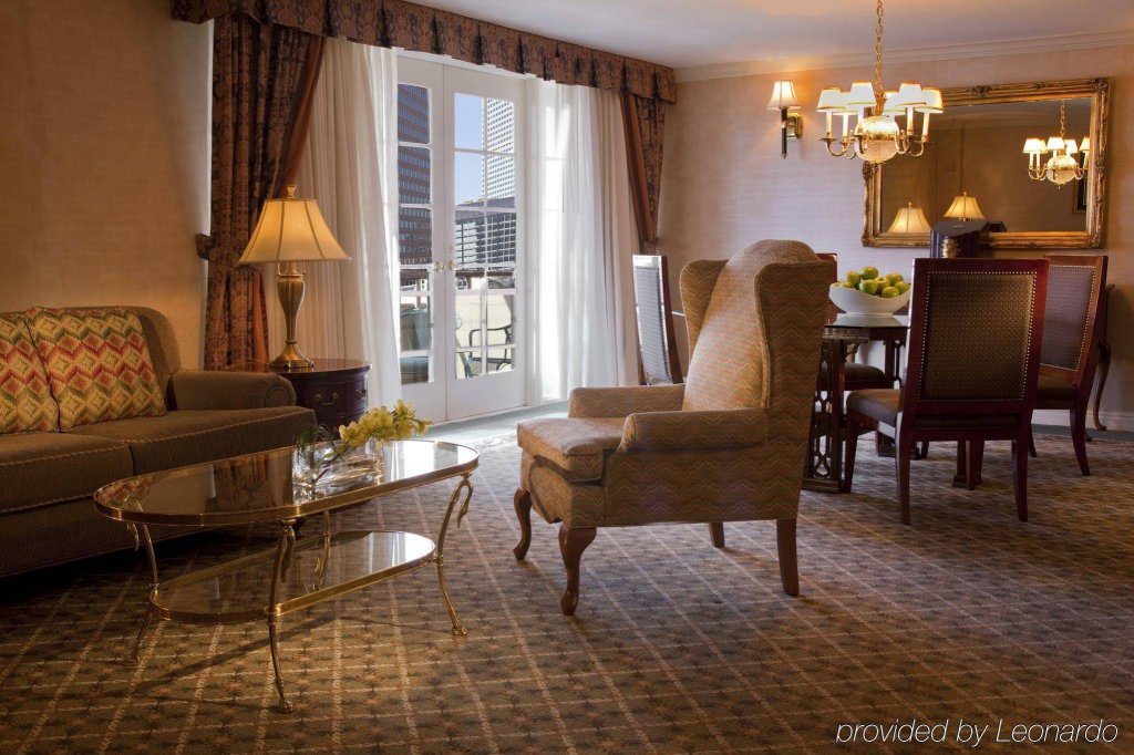 Фото Warwick Denver