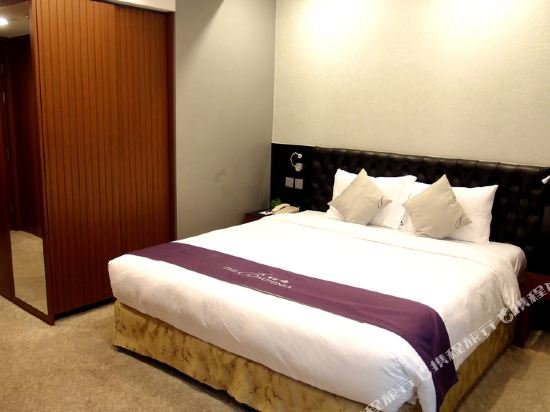 Фото The Bauhinia Hotel - Central