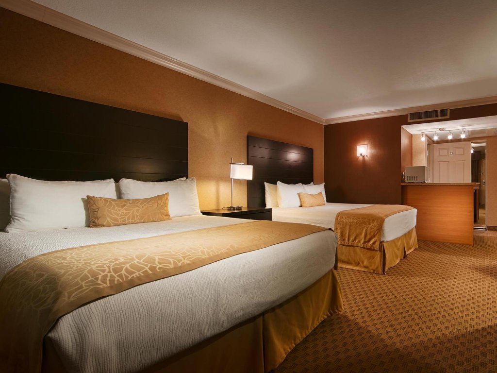 Фото Hotel d’Lins Ontario Airport