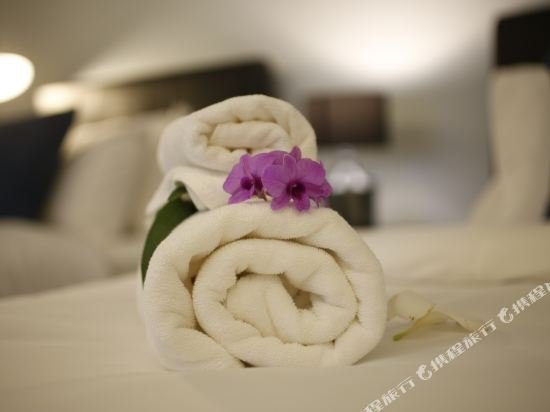 Фото The White Elephant Home