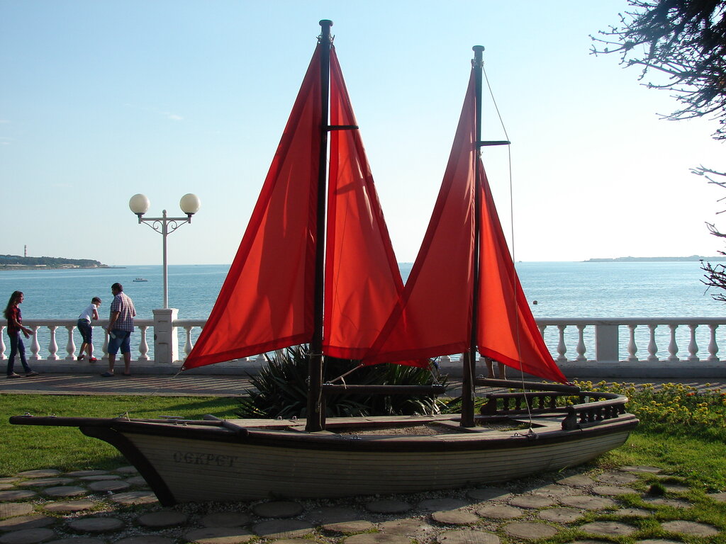 Жанровая скульптура Алые паруса, Геленджик, фото