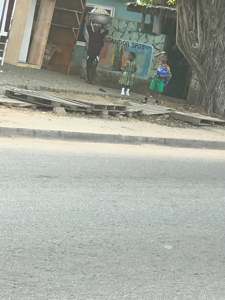 Second-hand shop Standor Spot, Accra, photo