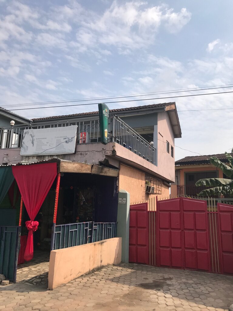 Second-hand shop Drinking Spot, Accra, photo