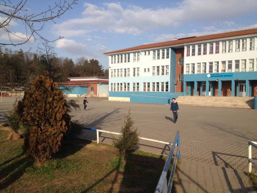 School Sehit Mahmutbey Middle School, Hendek, photo