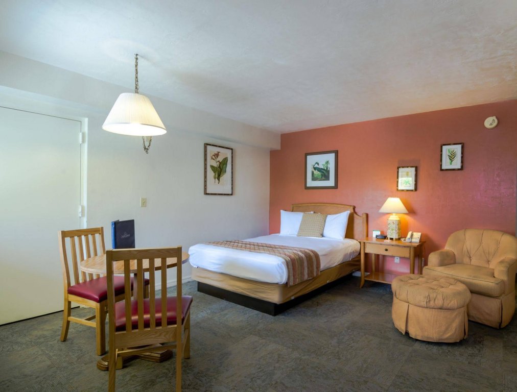 Фото Oyo Waterfront Hotel - Cape Coral/Fort Myers, Fl