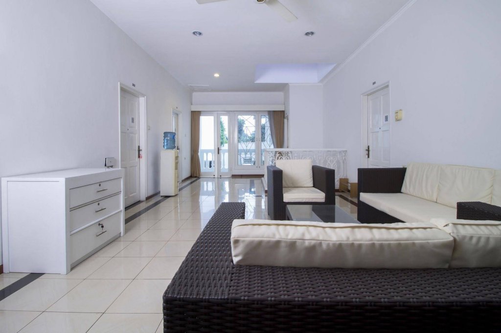 Фото RedDoorz Plus @ Tendean