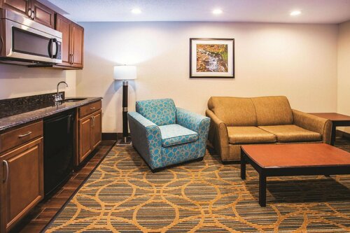 Гостиница La Quinta Inn & Suites by Wyndham Evansville