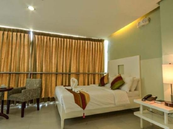 Фото Empire Suites Hotel