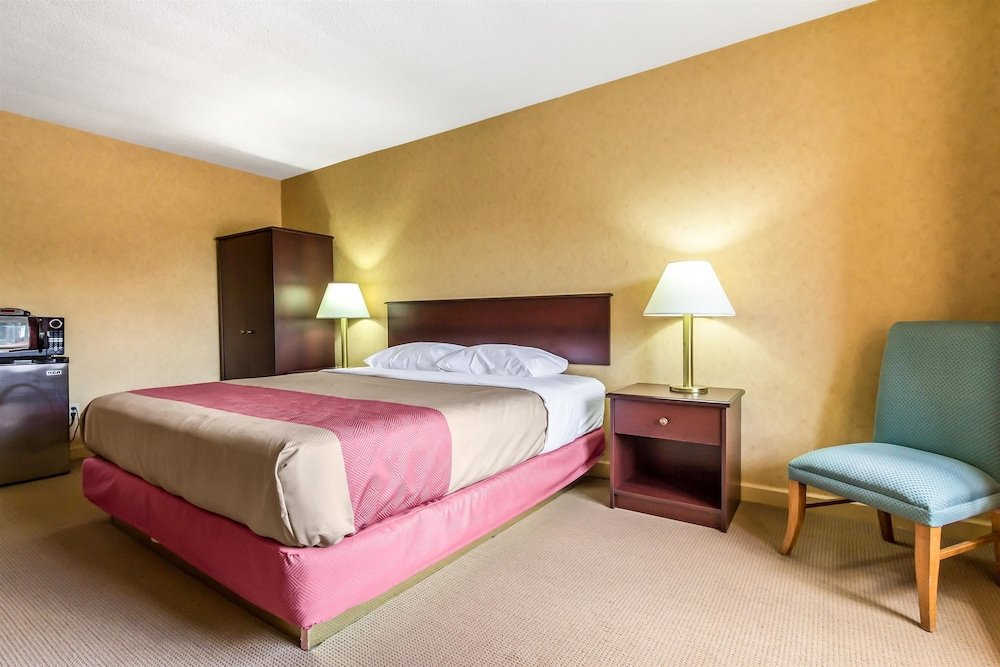 Фото Motel 6 Trenton, On