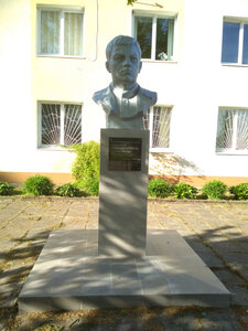 Александру Матросову (Kaliningrad Region, Polesskiy munitsipalny okrug, posyolok Golovkino, Molodyozhnaya Street), monument, memorial