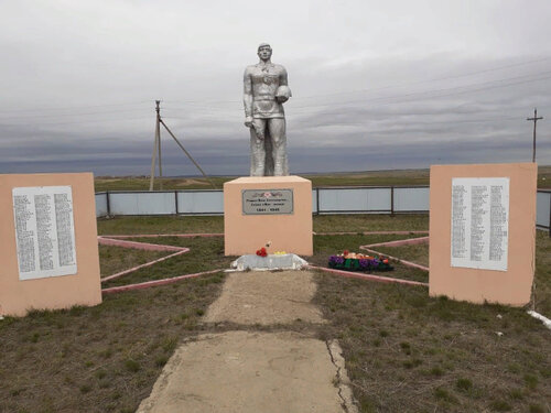 Памятник, мемориал Ветеранам Великой Отечественной войны, односельчанам, Оренбургская область, фото