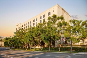 Гостиница DoubleTree by Hilton Santa Ana - Orange County Airport