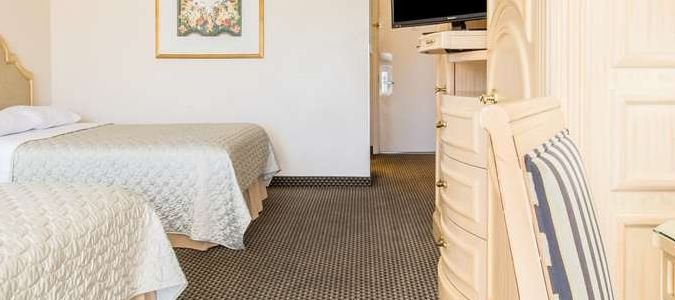 Фото Days Inn by Wyndham Modesto