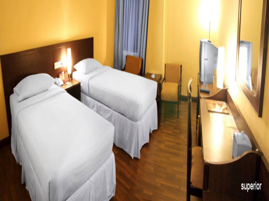 Фото Garuda Plaza Hotel